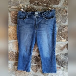 Lee Regular Fit Capri Mid Rise Women's size 18M Denim Jeans